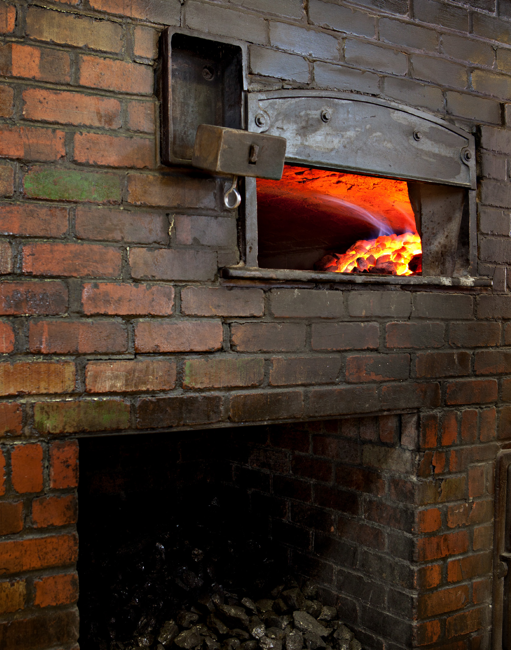 Coal-fired brick oven