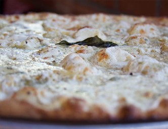 Pizza with white sauce